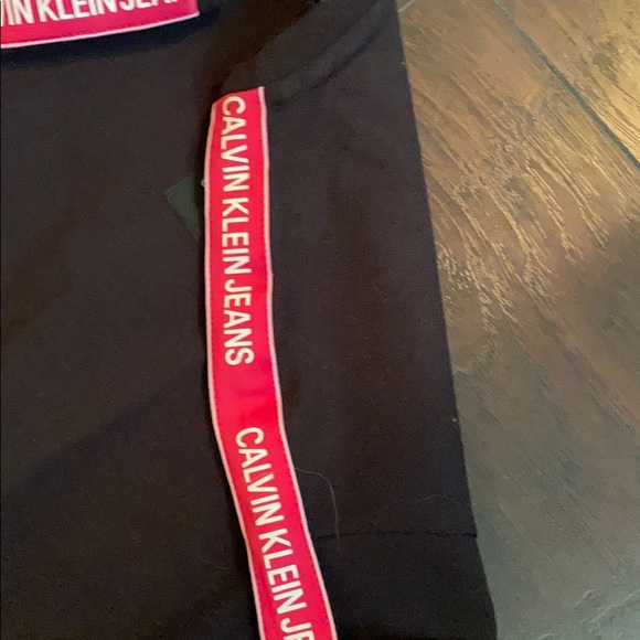Black Calvin Klein shirt. A little pink NEVER WORN - Picture 2 of 3